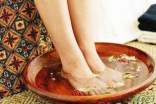 用鹽水泡腳好還是醋好